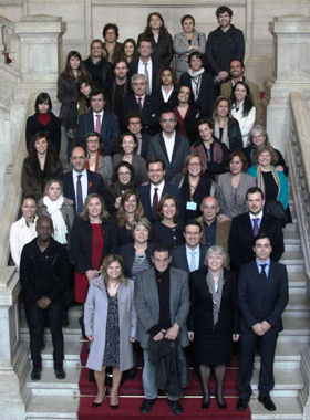 Fotografia de grupo com alguns dos parceiros envolvidos, tirada na Assembleia da República, no dia 02 de Dezembro